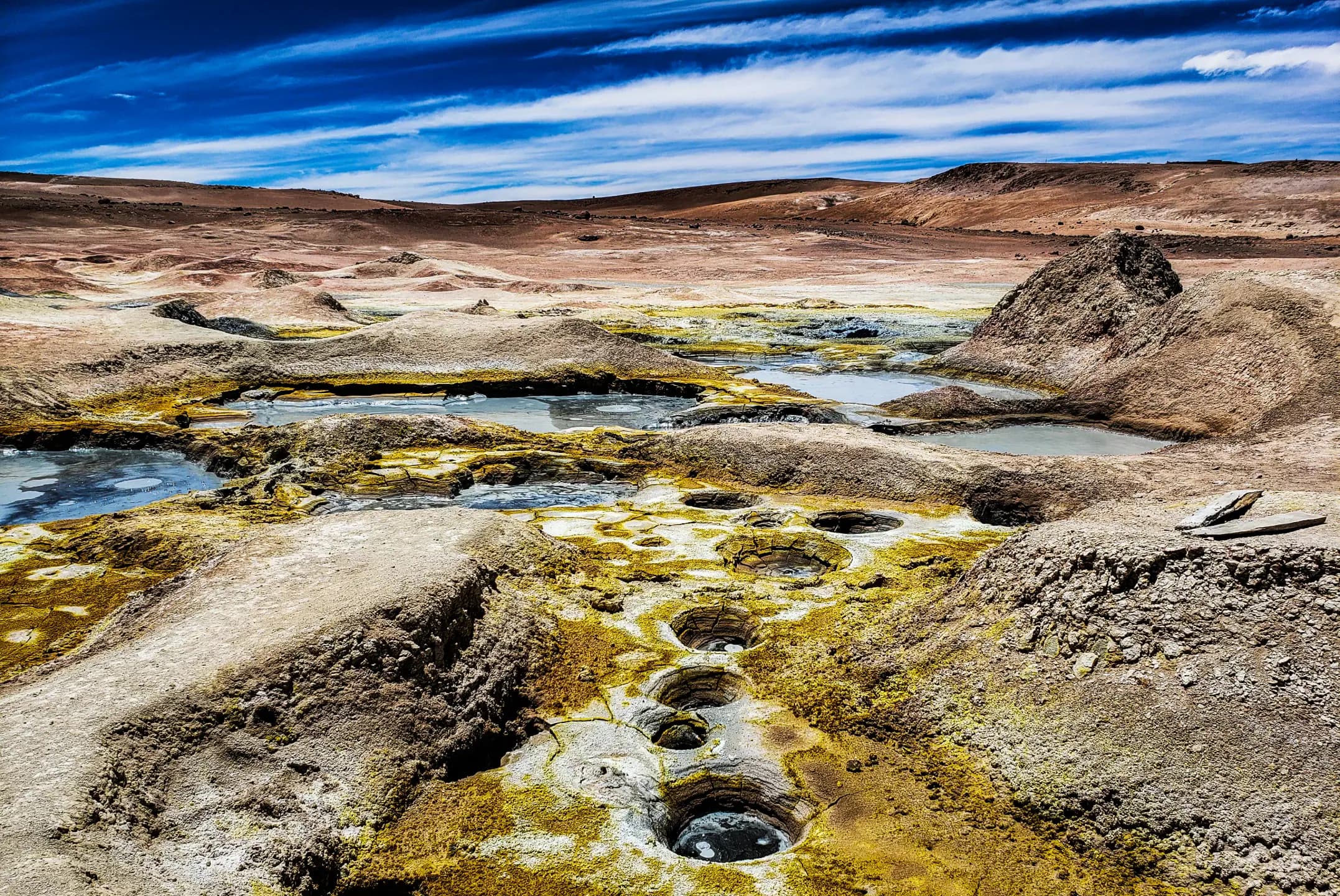Campo geotérmico Sol de Mañana com lama borbulhante