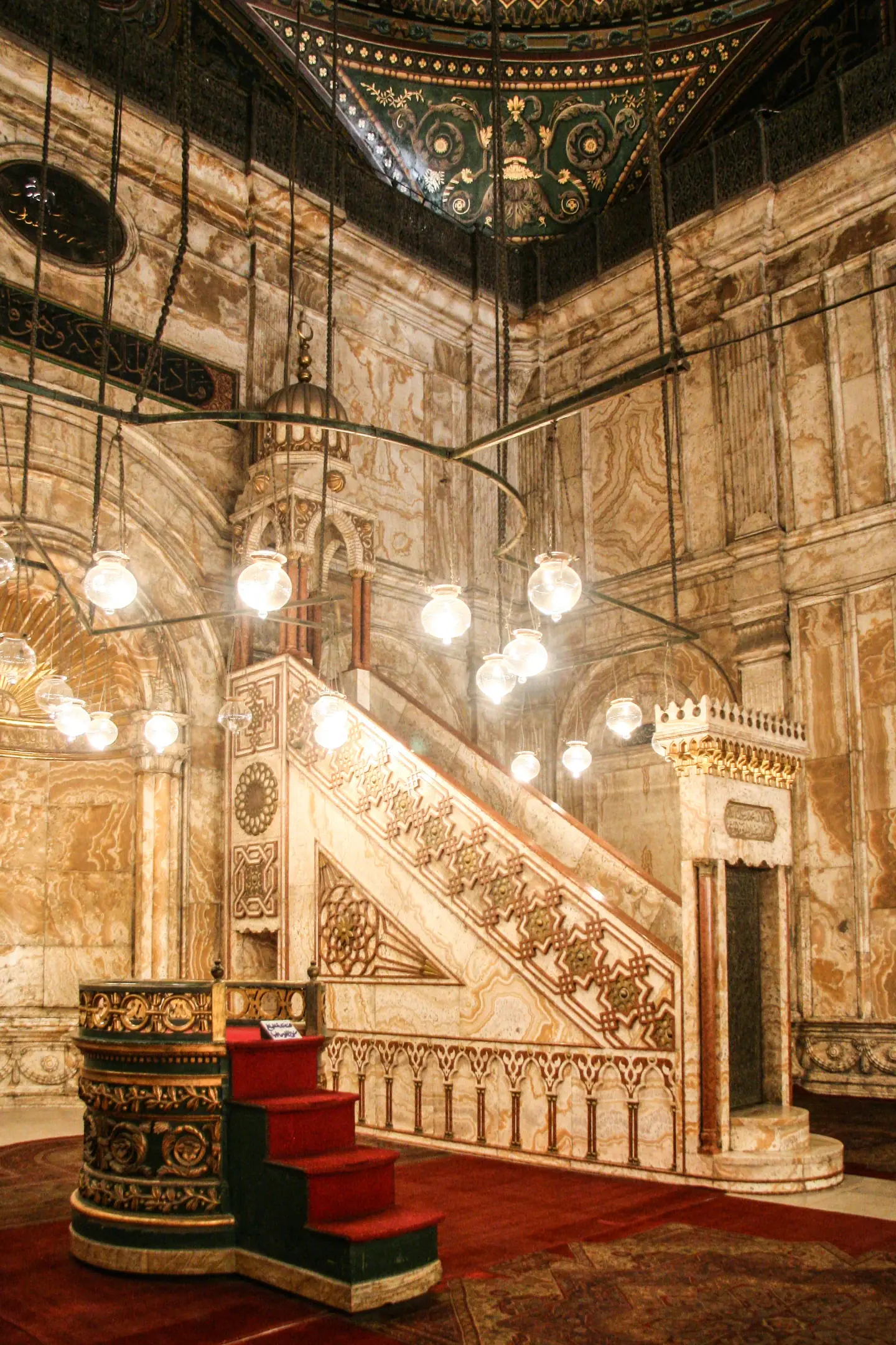 Minbar de mármore e lâmpadas pendentes no interior da Mesquita de Muhammad Ali, no Cairo