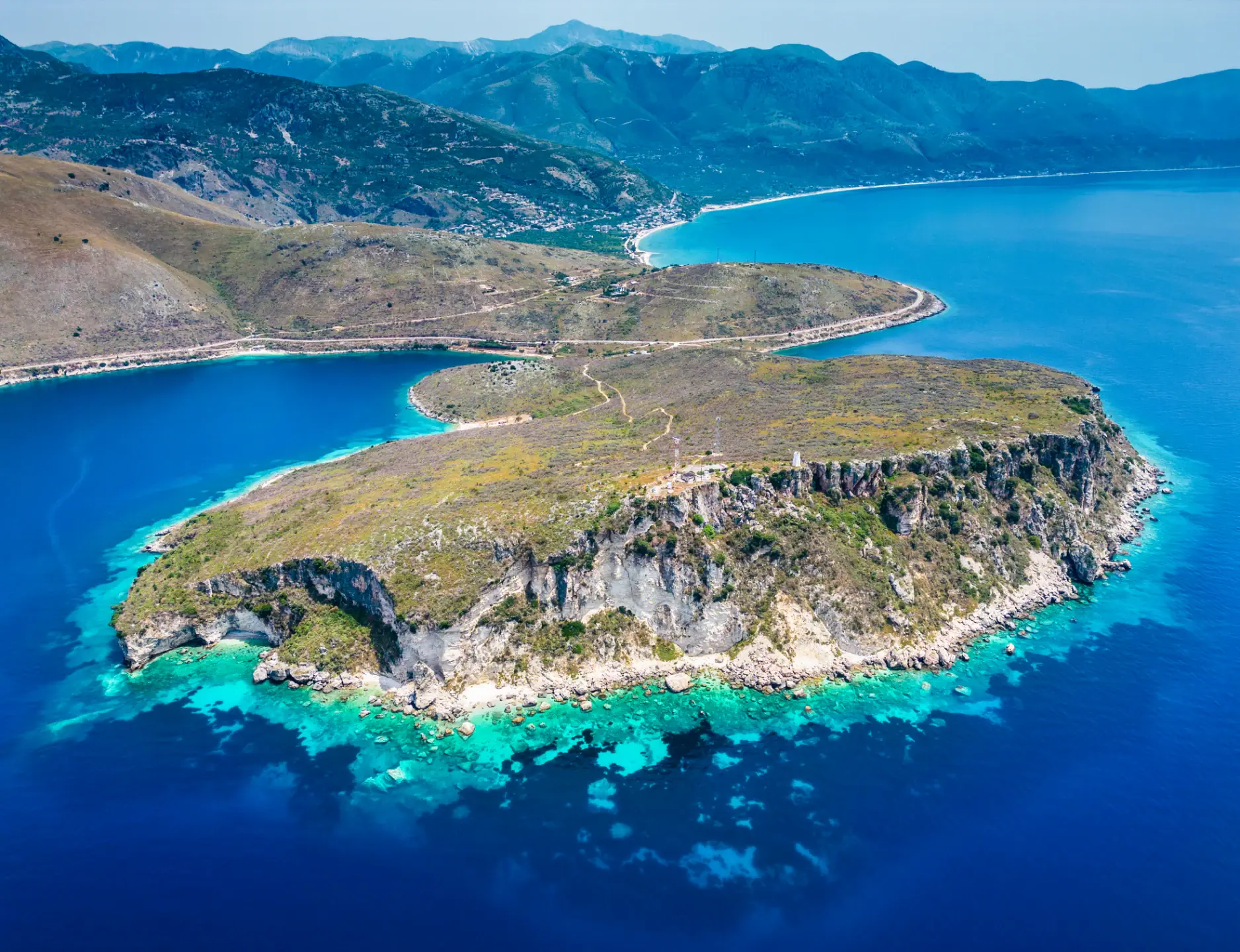 Península rochosa com mar aberto e bordas bem definidas