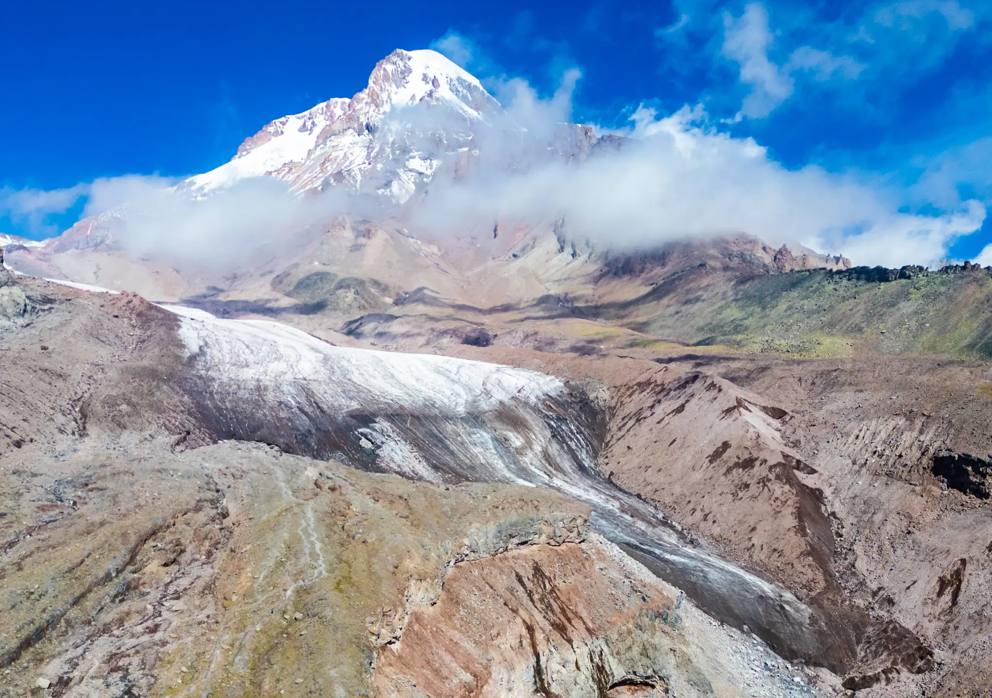 A Geleira de Gergeti descendo o vale com o Monte Kazbek ao fundo