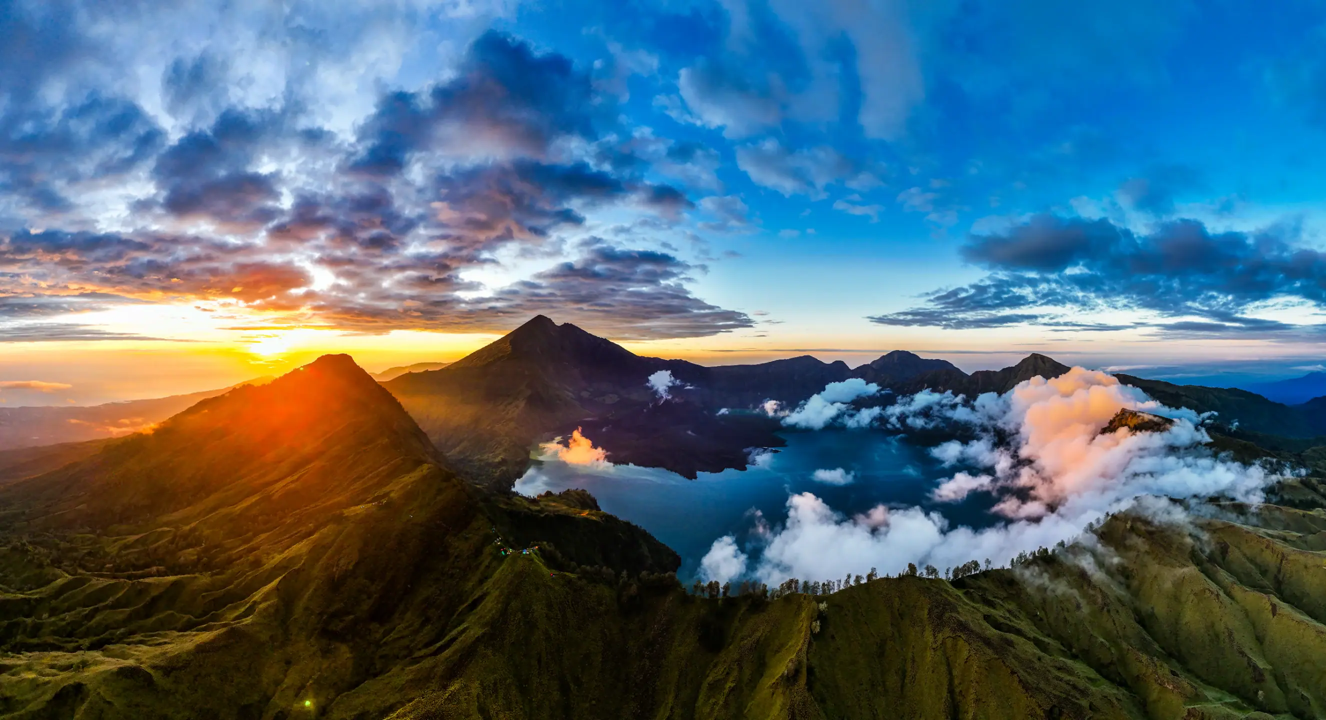 Cratera do Gunung Rinjani com lago e nuvens iluminadas ao amanhecer