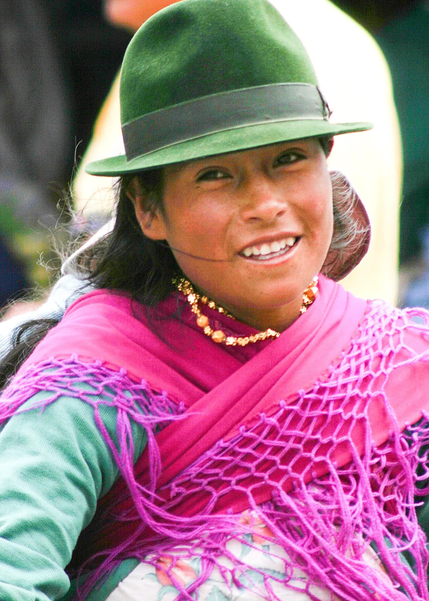 Mulher com chapéu verde em cidade andina do Equador