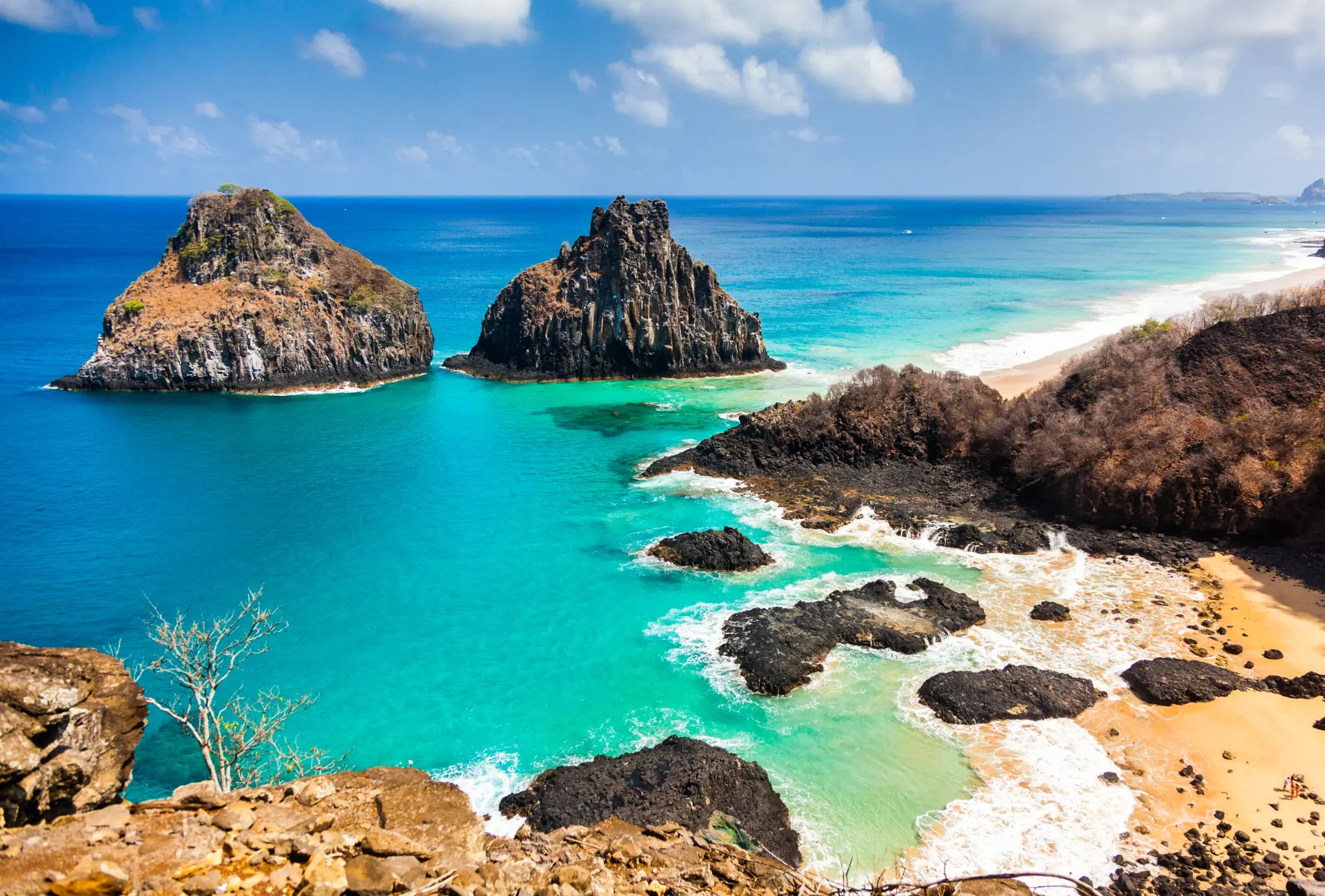 Baía dos Porcos em Fernando de Noronha com o Morro Dois Irmãos ao fundo