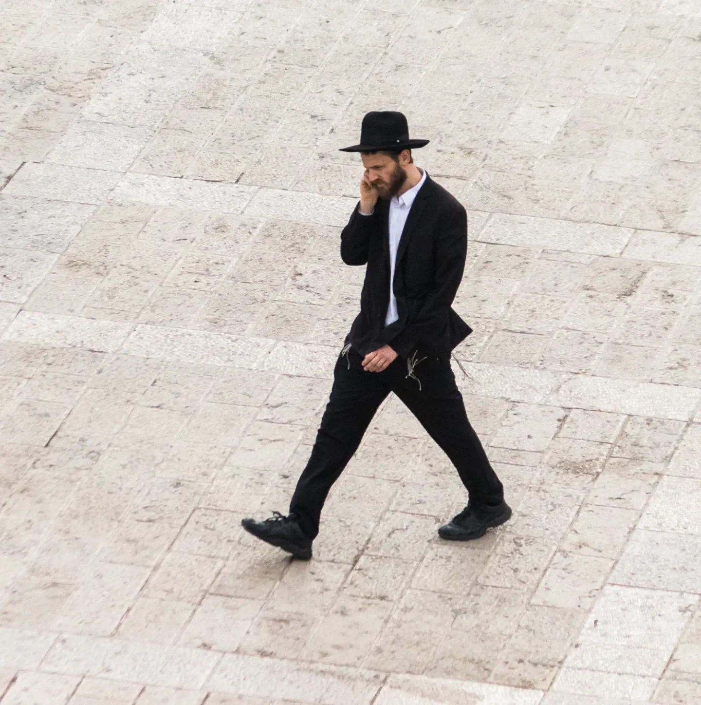 Homem com chapéu na Cidade Velha de Jerusalém