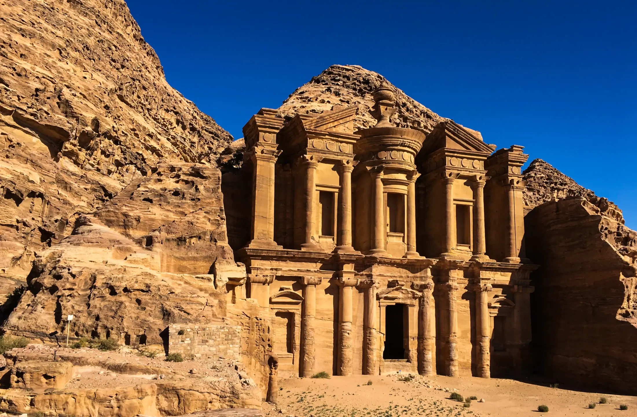 Fachada do Mosteiro Ad Deir entalhada no arenito de Petra