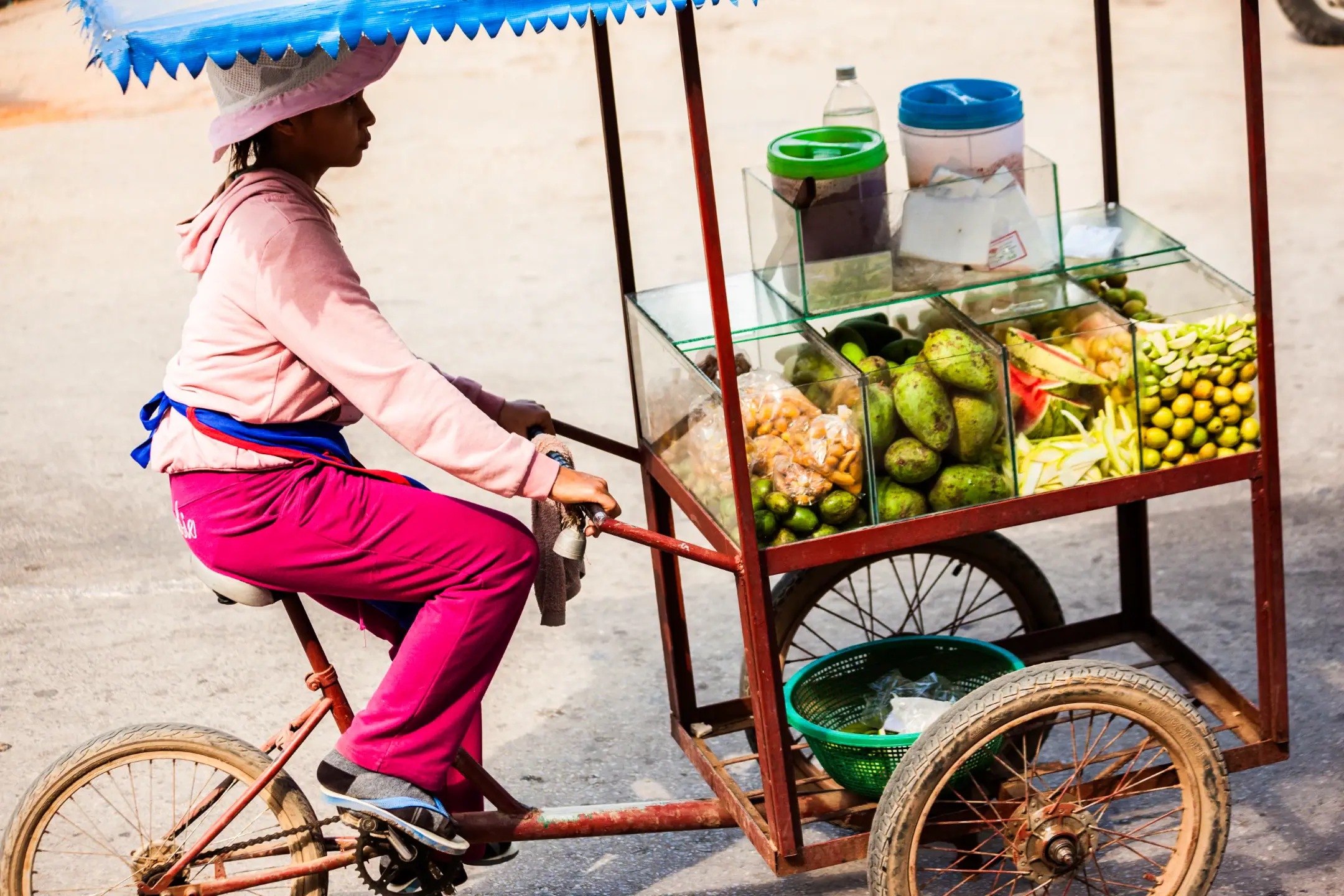 Vendedora com triciclo em Luang Prabang