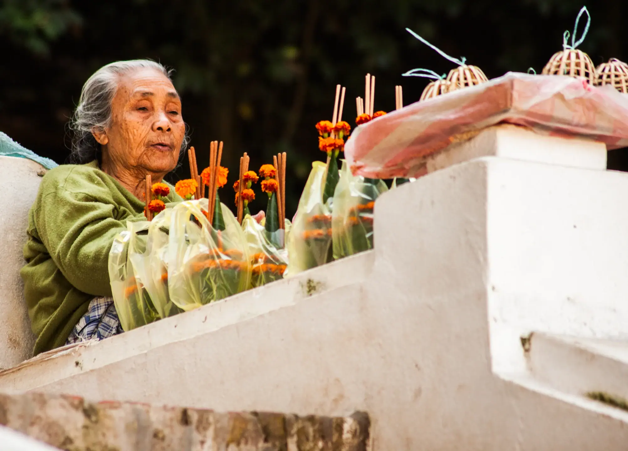 Mulher vendendo flores em Luang Prabang