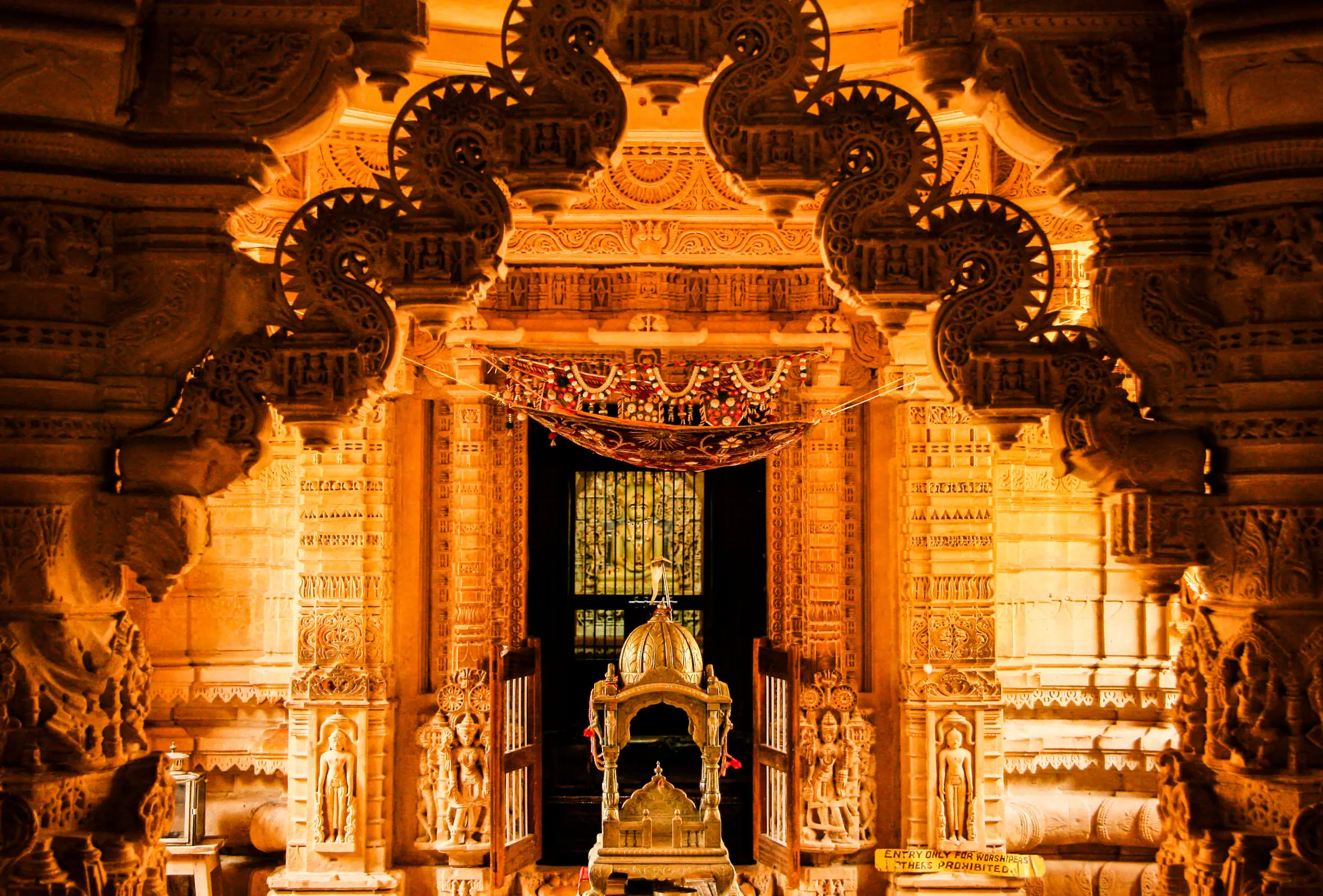 Interior com arcos entalhados e luz atravessando o ambiente