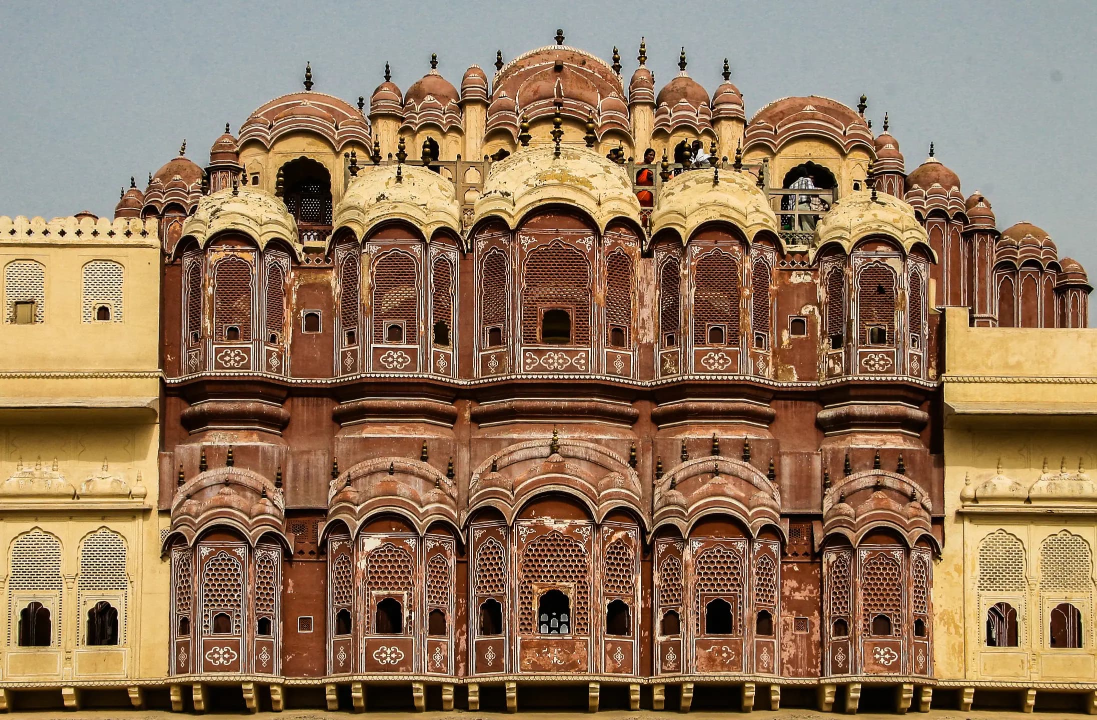 Fachada do Hawa Mahal em Jaipur com fileiras de janelas